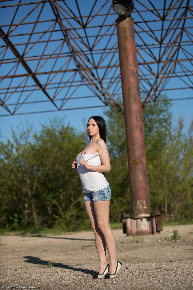 Veronica Snezna Posing