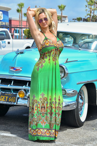 Nikki - Beach Beauty MILF