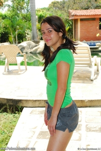 Sexy Suanna washing her pussy