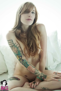 Tattooed babe Scralett Quinn stripping