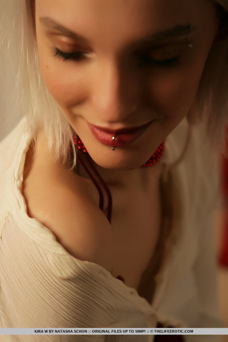 Kinky Kira W In Erotic Art Pictures